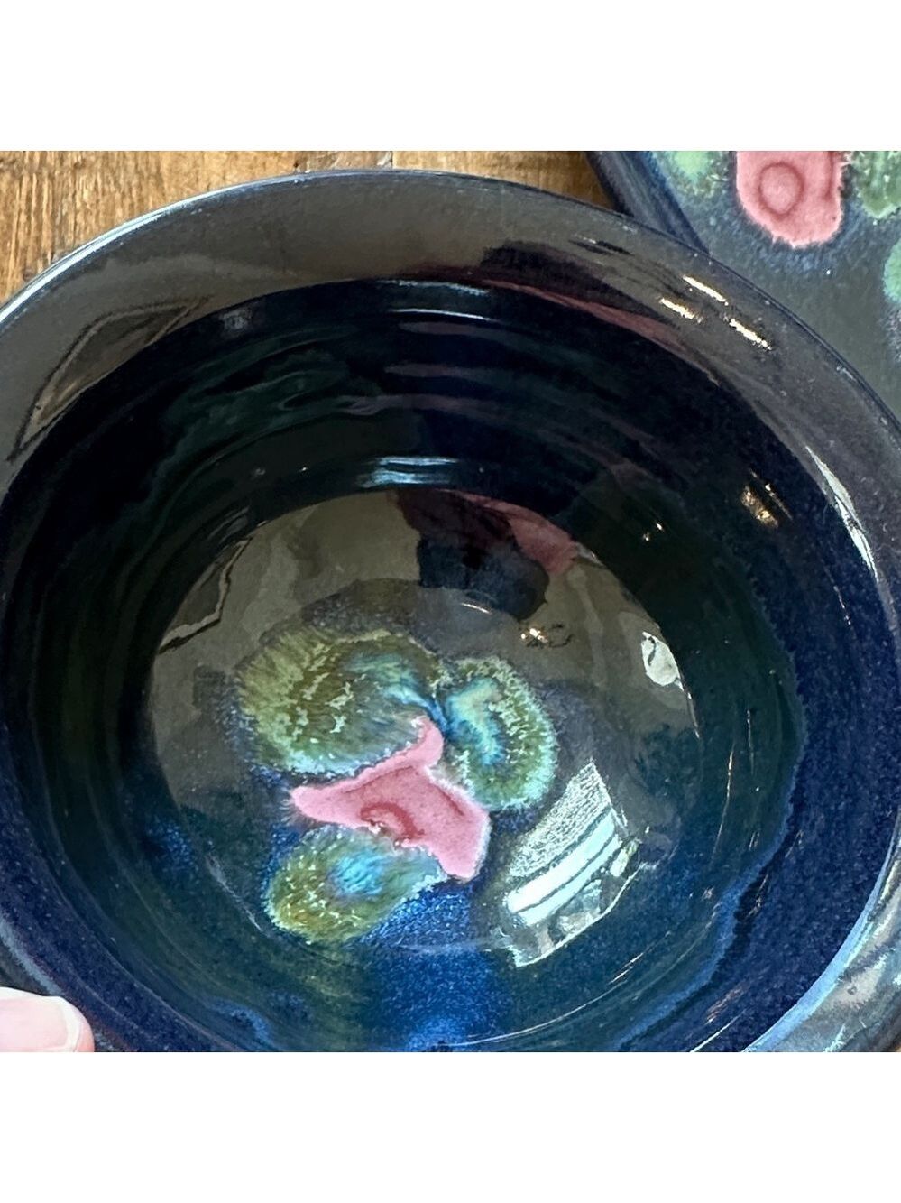 Susan deMay Signed ‘Floral’ Blue, Pink & Green 2-Piece Ceramic Chip & Dip Set - Picture 6 of 16